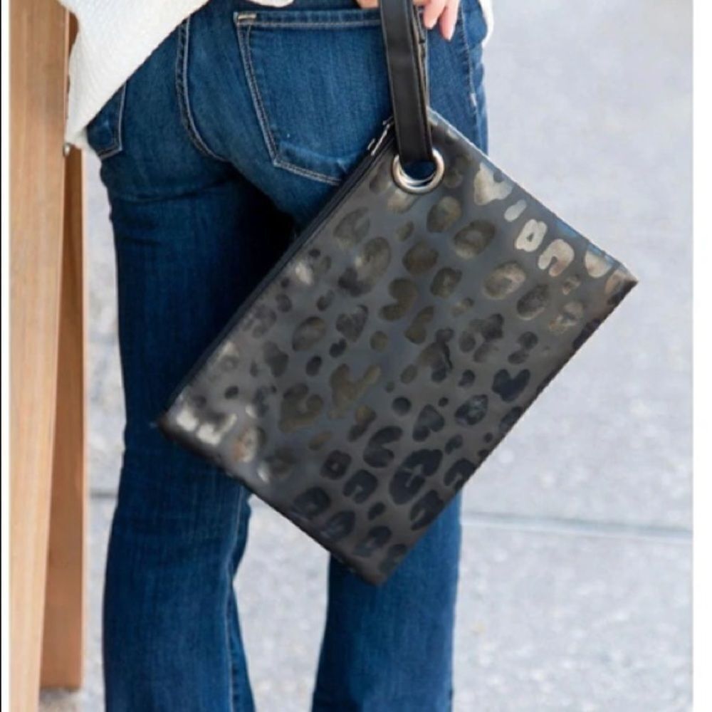 Cute wristlet Leopard Pattern in Black - Picture 10 of 10